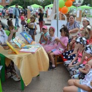 Городской фестиваль «Пикник книг на площади Солнца» ко дню Города Тюмень 2023 фотографии