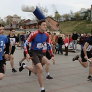 Легкоатлетическая эстафета в День Победы в Тюмени 2026 фотографии