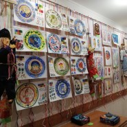Выставка детских рисунков «Многоцветная мозаика» фотографии