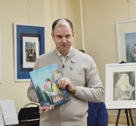 Творческая встреча с Дмитрием Фроловым на выставке «Рыцарь книжной иллюстрации»